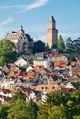 Burg Kronberg im Taunus mit Altstadt am Hang
