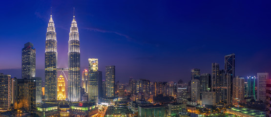Fototapeta premium Petrona Towers i Blue Hour