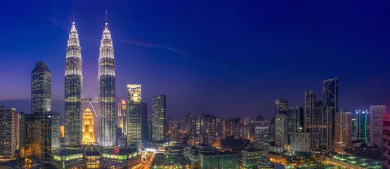 Selbstklebende Fototapete Kuala Lumpur Petrona Towers &amp  Blaue Stunde