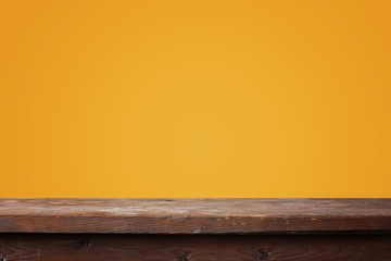 пустой деревянный стол на фоне, место для