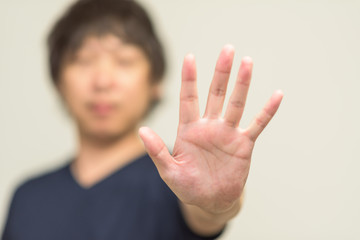 拒否する男