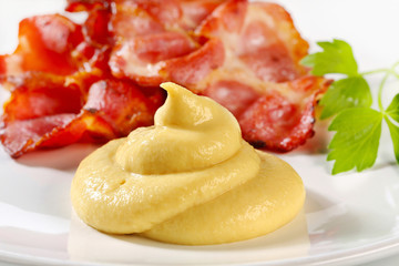 Crispy bacon with mustard