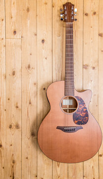 Western Gitarre mit hölzernem Hintergrund