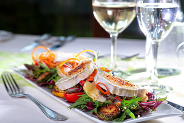 Bunter Salat mit karamellisieren Ziegenkäse u. gegrillten Antipasti Nahaufnahme