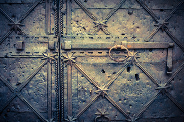 antico portone in ferro battuto con catenaccio