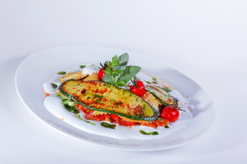 Ravioli mit Grillgemüse auf Trüffelölschaum mit Tomaten Nahaufnahme