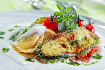 Ravioli mit Grillgemüse auf Trüffelölschaum mit Tomaten Nahaufnahme