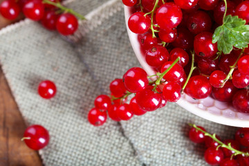 Fresh red currants in bowl on table close up