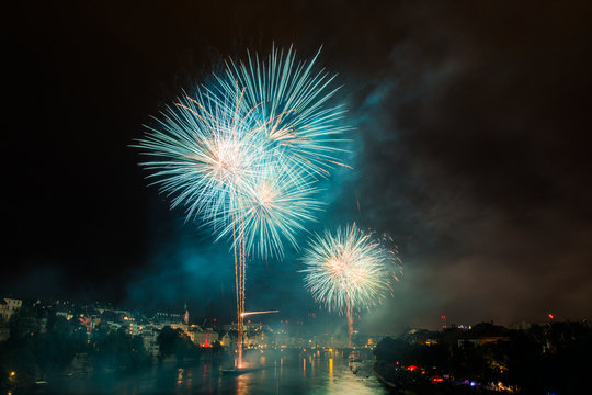 Feuerwerk Basel Wettsteinbr&uuml;cke am Rhein Nationalfeiertag  2015