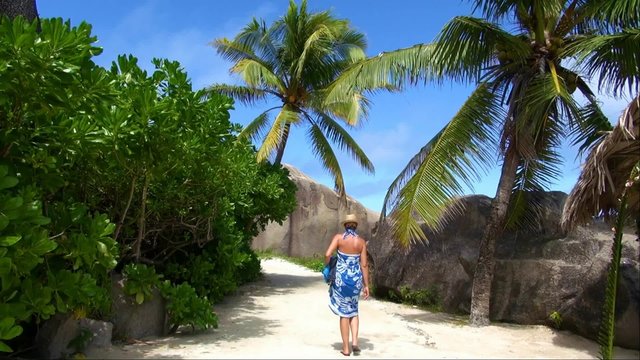 Une femme en par&eacute;o aux Seychelles