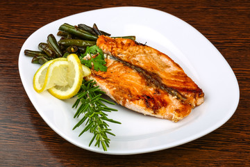 Grilled salmon with green beans