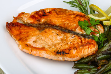 Grilled salmon with green beans