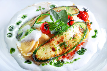 Ravioli mit Grillgemüse auf Trüffelölschaum mit Tomaten Nahaufnahme