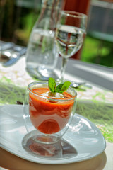 Tomatensuppe mit karamellisierten Bärlauchnocken Nahaufnahme