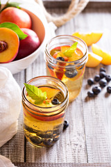 Green iced tea with nectarines and blueberries