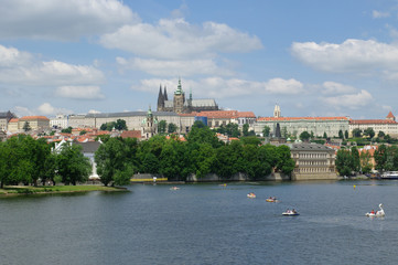 Fototapeta premium Widok na Stare Miasto i Most Karola nad Wełtawą w Pradze, Czechy