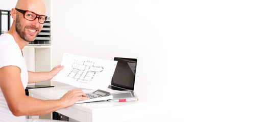 Architekt mit Bauplan und Notebook - Banner