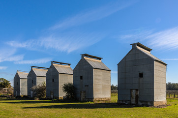 Obraz premium Retro metal barns