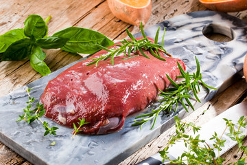 Frische rinder leber mit kräutern 