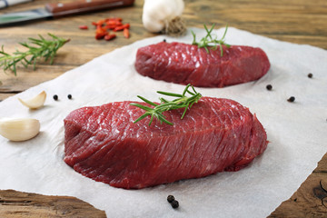 carne cruda filetto di manzo con spezie su tavolo rustico