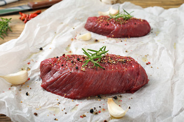 carne cruda filetto di manzo con spezie su tavolo rustico