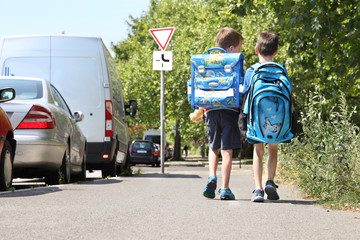 zwei Kinder auf dem Weg zur Schule