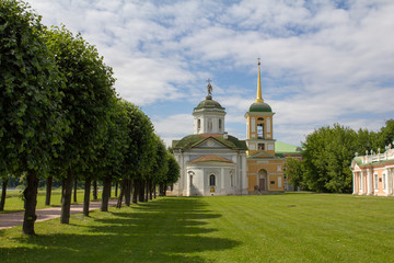 Парки Москвы. Дворянская усадьба Кусково. Вид на Спасскую церковь.