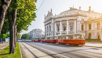 Papier Peint photo Lavable Vienne Wiener Ringstrasse avec Burgtheater et tram au lever du soleil, Vienne, Autriche