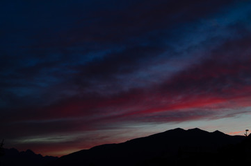 Cielo rosso fuoco, tramonto montagna, tramonto montano