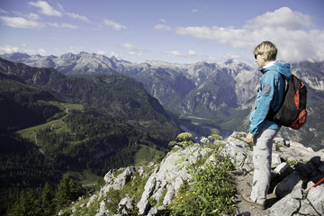 Naklejka premium Frau blickt vom Jenner in Berchtesgaden