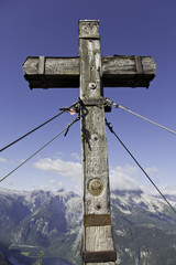 Gipfelkreuz am Jenner in Berchtesgaden mit Watzmann im Hintergrund