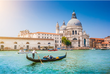 Gondel op het Canal Grande met de basiliek van Santa Maria della Salute, Venetië, Italië