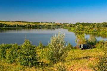 Озеро и камыши