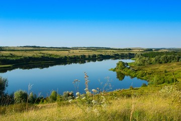 Озеро среди полей