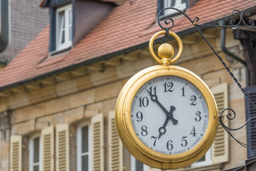 Fototapeta na wymiar Goldene Uhr - Hausschmuck in Altstadt