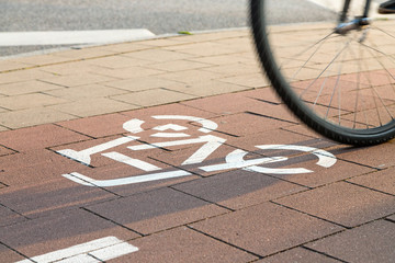 Vorderrad auf Radweg