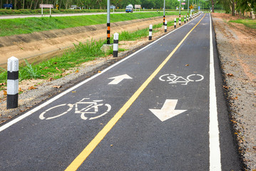 Obraz premium Bicycle road sign on asphalt.