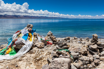 Marnyi stone with sutra streamers on the lakeside of Namtso