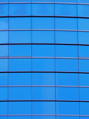 ビルの窓ガラス/ビルの窓ガラスに青空