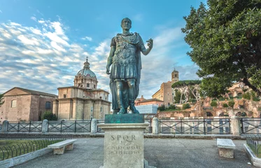 Papier Peint photo Monument historique Statue en bronze de l& 39 empereur romain Jules César sur le forum romain