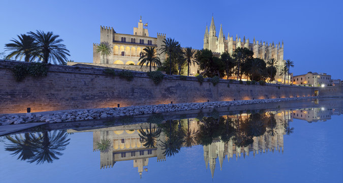 Cathedral of Santa Maria of Palma (La Seu) and Almudaina Palace at Parc de la Mar, Palma de Mallorca, Majorca (Mallorca), Balearic Islands, Spain, Mediterranean