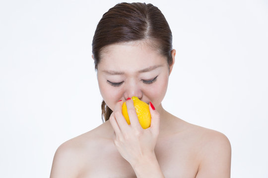 レモンをかじる女性 Stock 写真 Adobe Stock