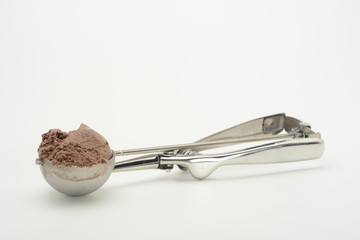 Cuchara para hacer bolas de helado con helado de chocolate