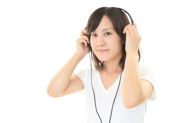 音楽を聴く女性