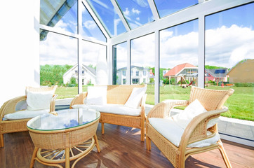 Wintergarten mit großen Fenstern