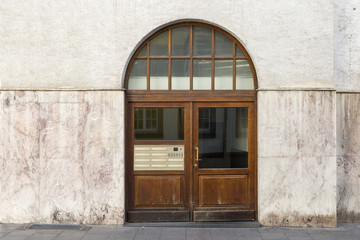 Hausfassade mit Holztür 