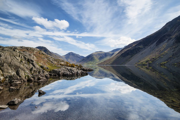 Naklejka premium Stunning landscape of Wast Water and Lake District Peaks on Summ