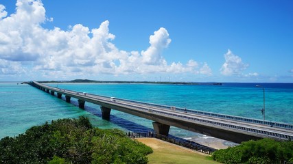 Obraz premium 池間大橋とコバルトブルーの海