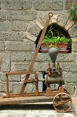 Antica pompa manuale per il travaso del vino