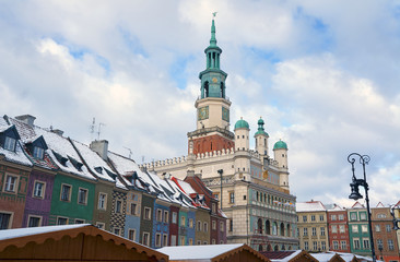 Obraz premium Snow-covered Old Market Square and City Hall in Poznan .